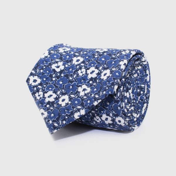 Cravatta 5 pieghe con fiori grandi bianchi e blu