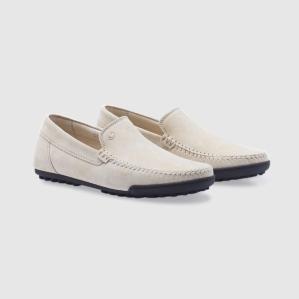 Unlined driving shoe in suede – cream